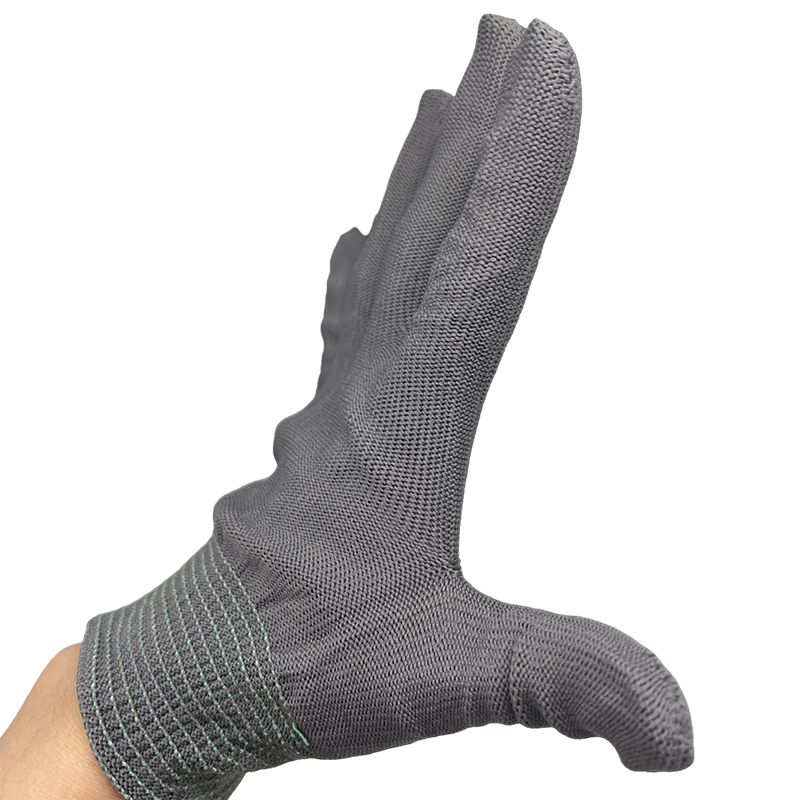 Knitted gloves