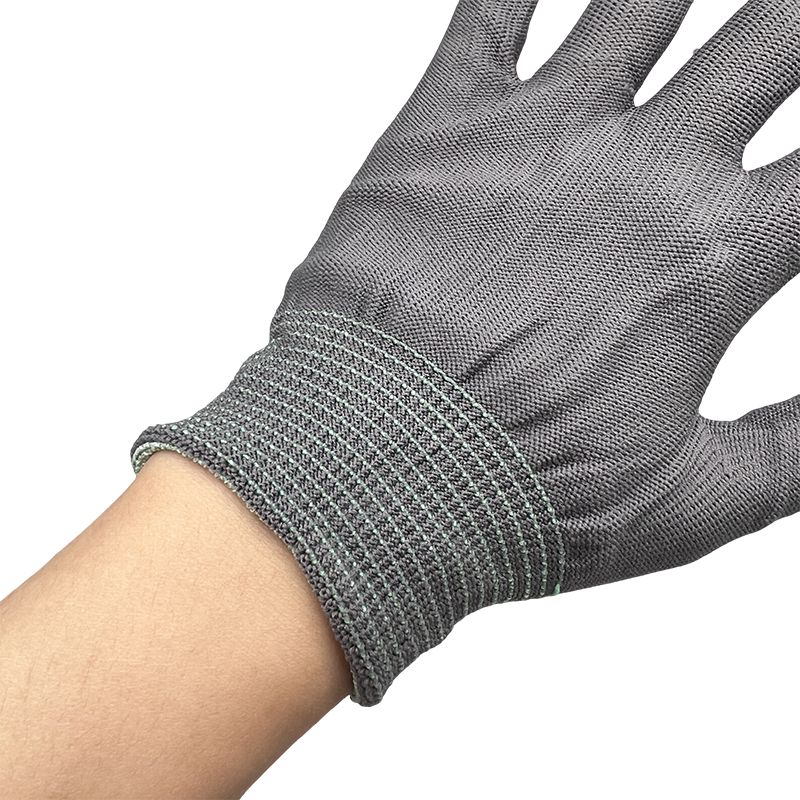 Knitted gloves