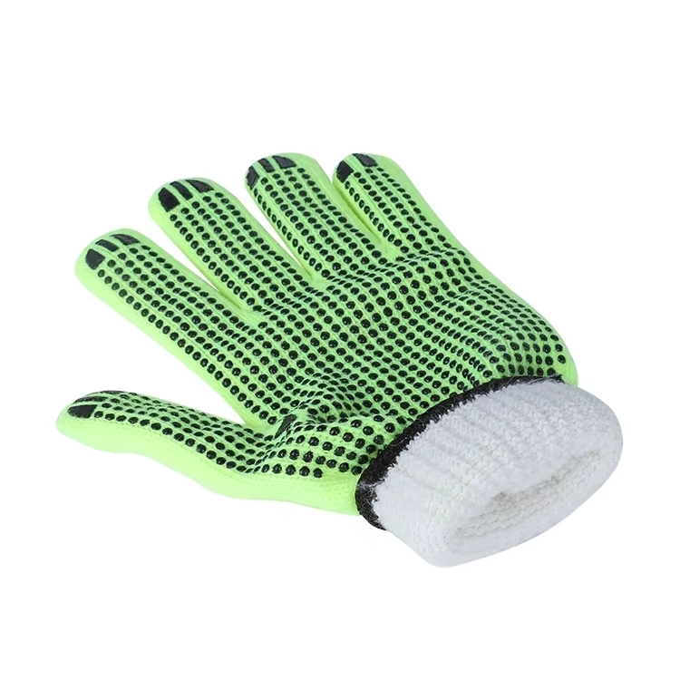 Knitted gloves