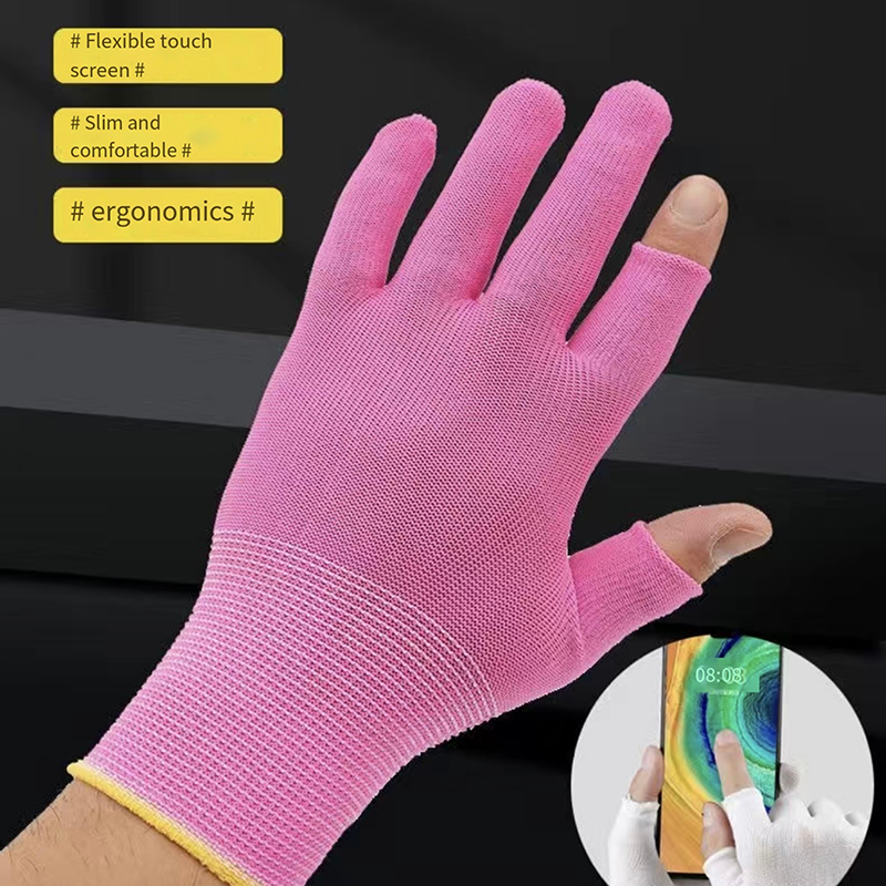 Knitted gloves